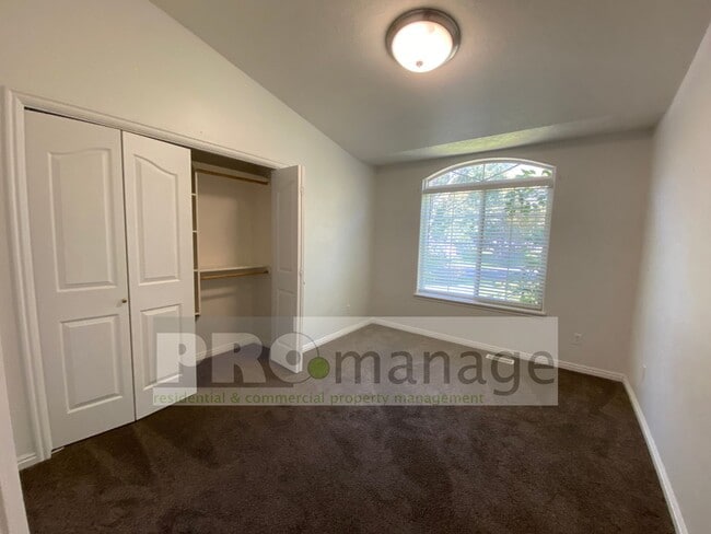 Building Photo - 5 bedroom / 3 bathroom Single Family Home