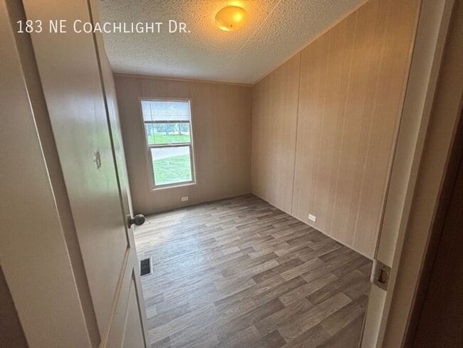 Building Photo - 183 Coachlight Dr