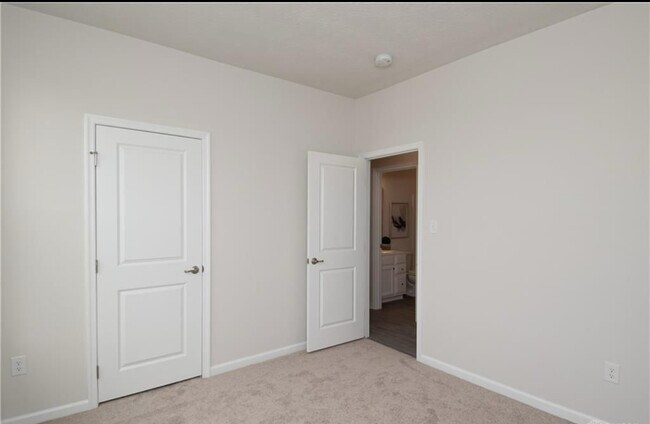 Building Photo - 2125 Schmidt Dr W