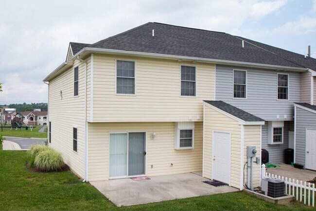 Building Photo - Spacious End Unit Towhouse in Desirable Liberty Square!