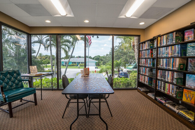 Building Photo - 18081 SE Country Club Dr