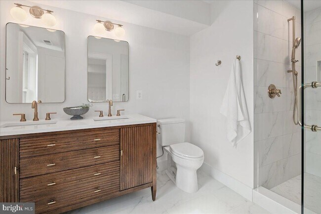 Building Photo - 911 N Irving St