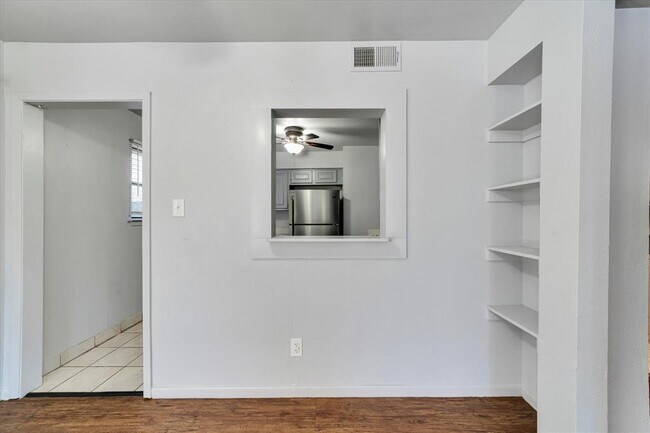 Building Photo - 1130 Bois D'Arc St