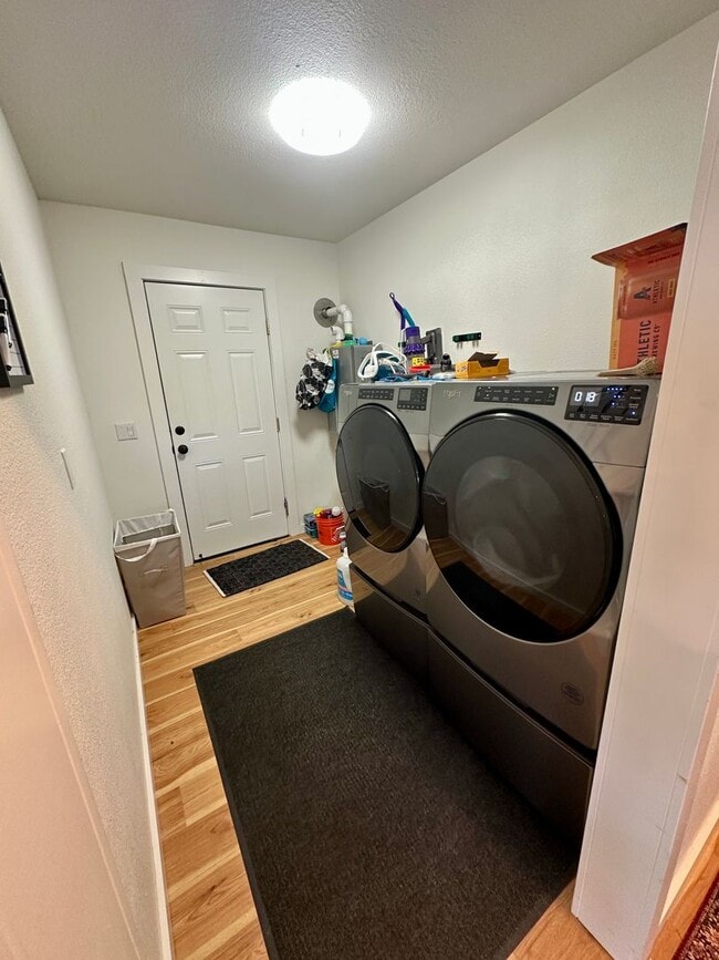 Building Photo - Beautifully Remodeled Home Backing Up to t...