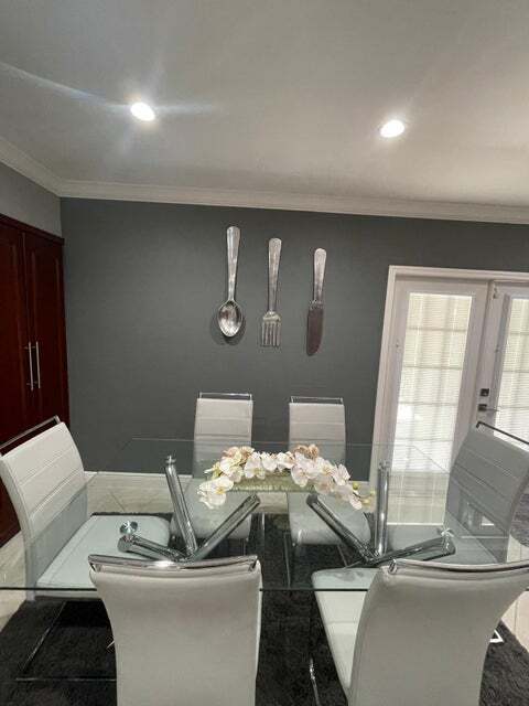 Building Photo - 584 Vossler Ave