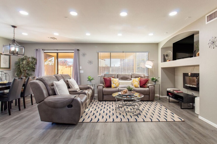 Building Photo - 1387 E 10th Pl