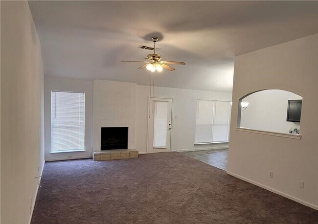 Building Photo - Upgraded 3 bedroom 2 bathroom home!  HOUSING ACCEPTED!
