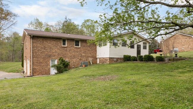 Building Photo - 2560 Memorial Dr