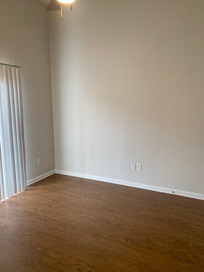 Building Photo - Updated Crescent hills Condo 2 bed/2 bath