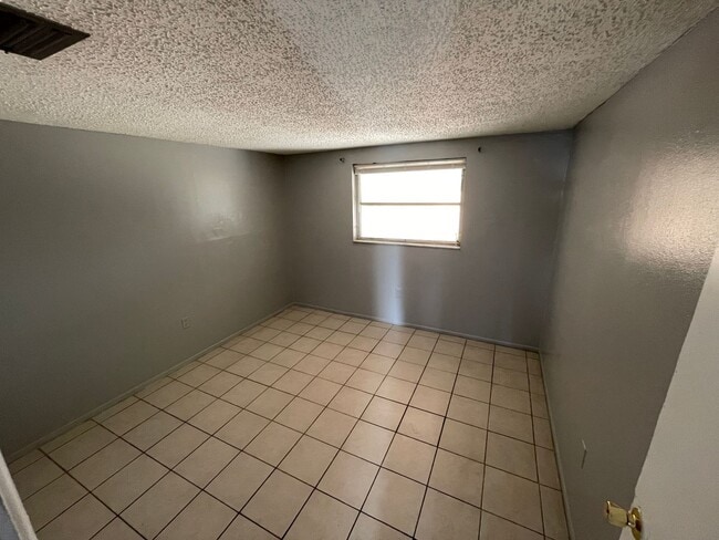 Building Photo - 2/1 in New Port Richey