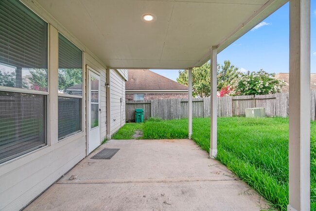 Building Photo - 15327 Hickory Dale St