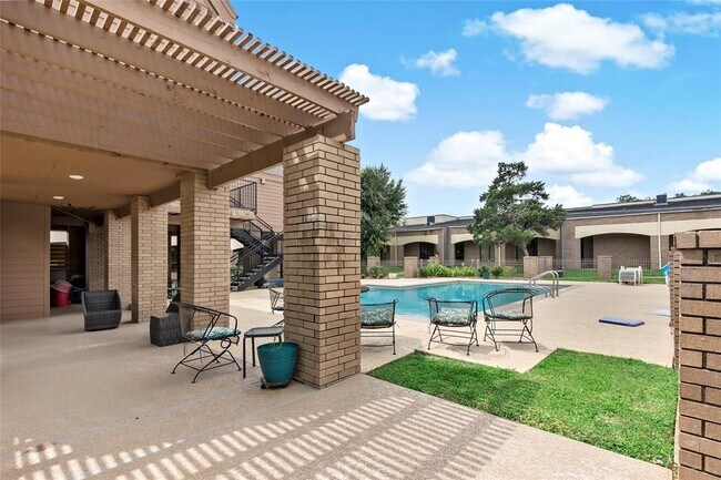 Building Photo - 3122 Camelot Dr