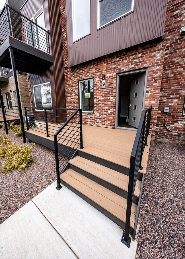 Building Photo - Urbanite Living at It's Finest Westside Lu...