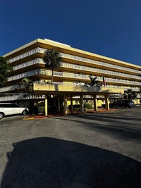 Building Photo - 2930 Point E Dr