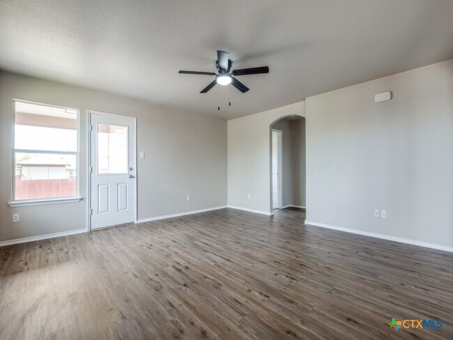 Building Photo - 204 Pine Arbol