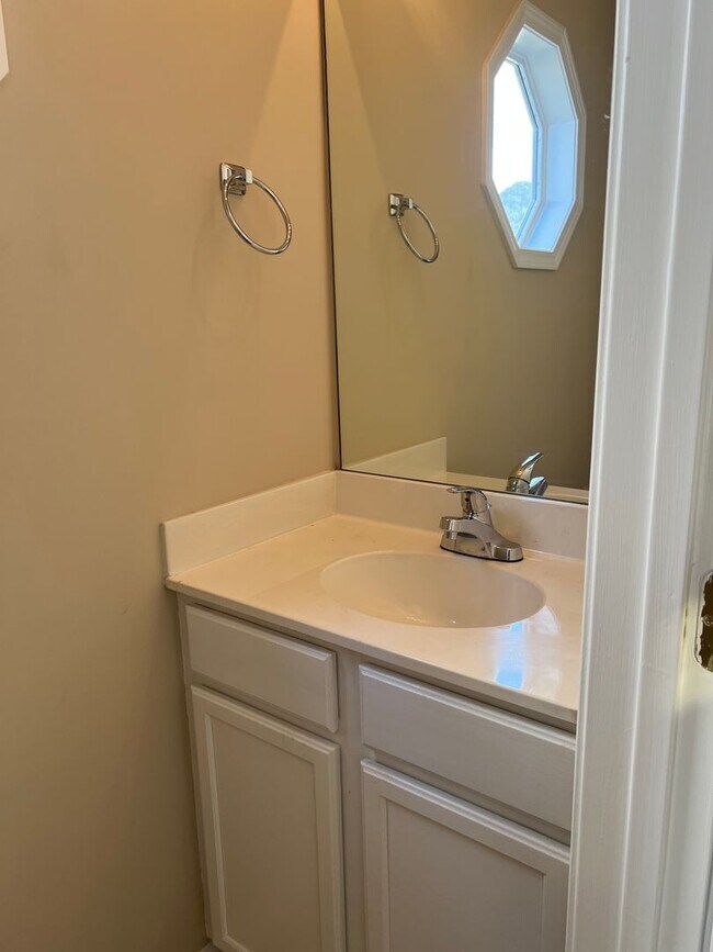 Building Photo - Newly Updated Townhome in Olde Town Village, Bluffton