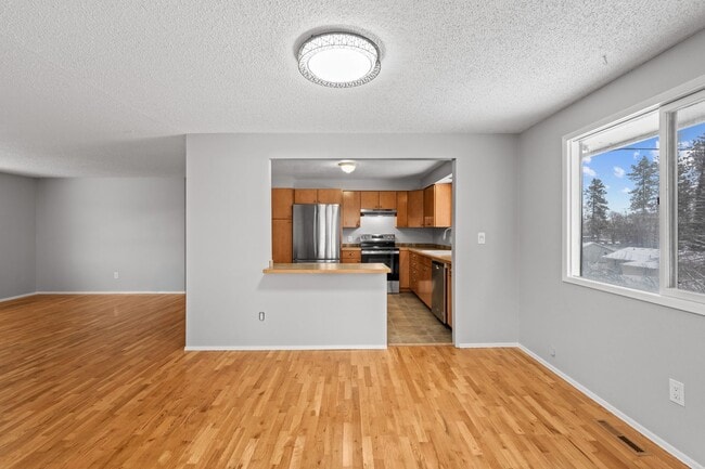 Building Photo - 4-Bedroom Retreat in Medical Lake - 2 Baths & 2,454 Sq/Ft Half Month Rent Free!