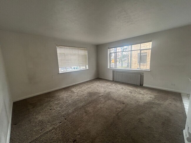 Building Photo - Available June- 1 Bed/1 Bath Lindsley Park Condo