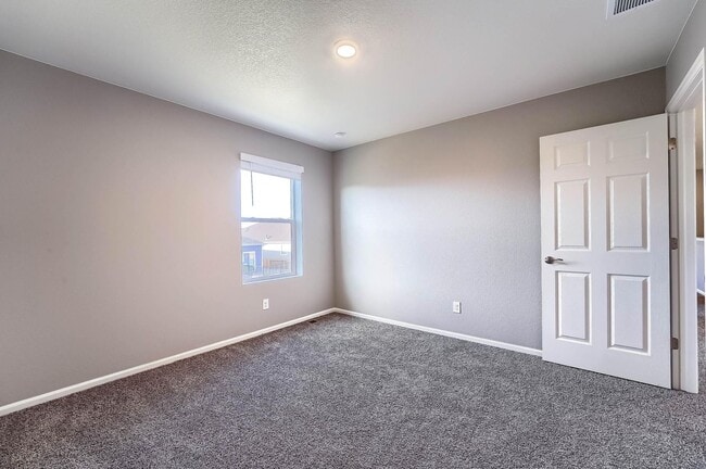 Building Photo - Gorgeous 4 bed, 3 bath, loft and an office!