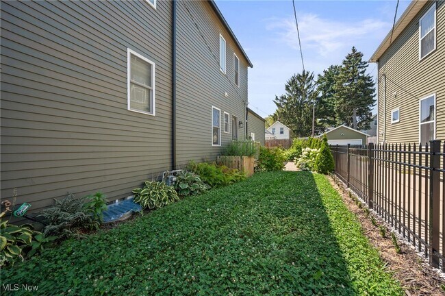 Building Photo - 2078 W 44th St