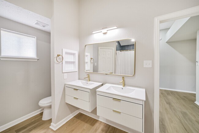 Building Photo - 10826 Thorncliff Dr