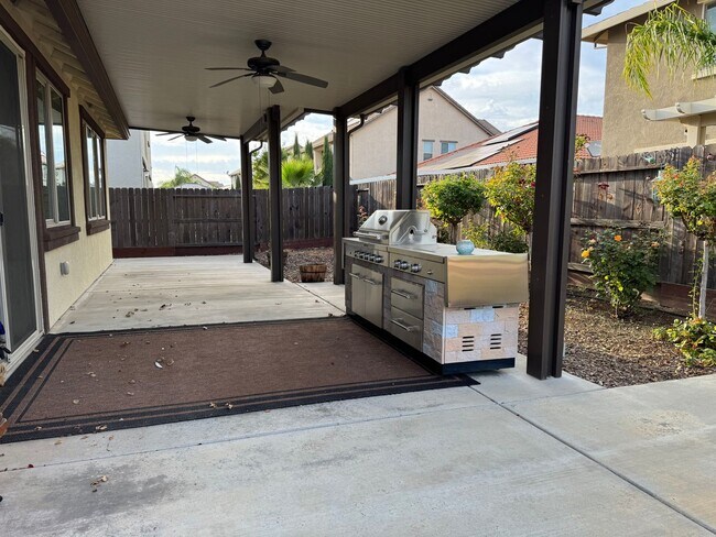 Building Photo - Immaculate Roseville property with solar!