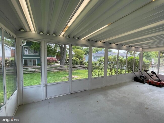 Building Photo - 9913 Pomona Dr