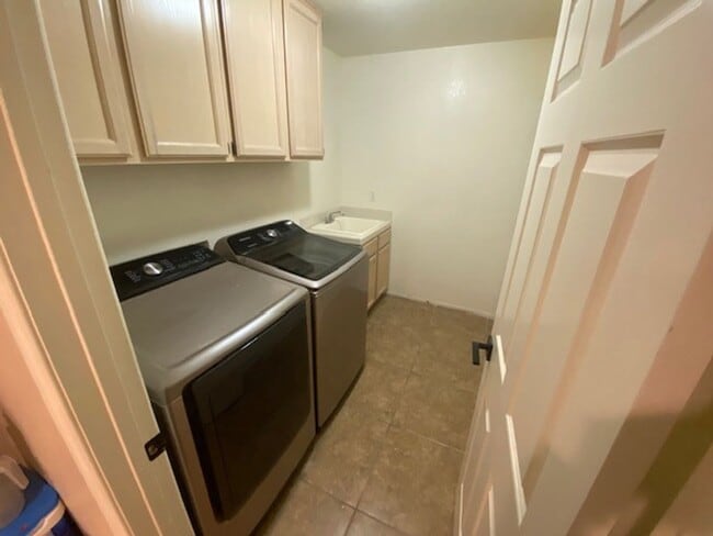 Building Photo - 2640 Ohio Ct