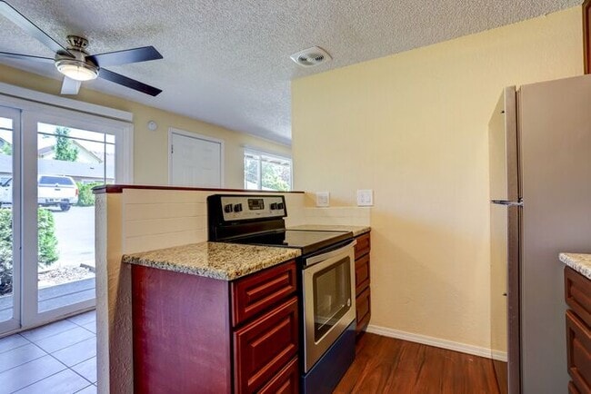 Building Photo - Remodeled Spacious 2 Bed 1 Bath In Quiet Community