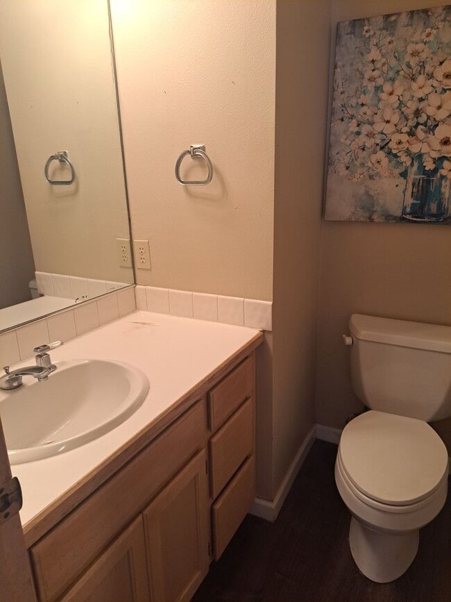 Building Photo - Stunning Home - Spacious Rooms !  Large yard