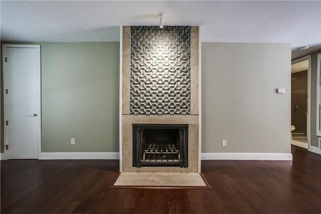 Building Photo - Adorable Condo in Oak Lawn!