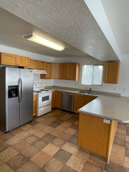 Spacious Kitchen with Tile floor - 360 W 300 S