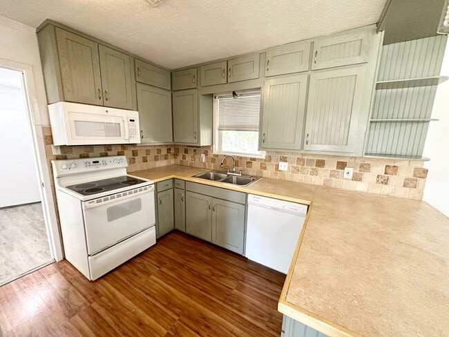 Building Photo - Valley Mills - Quiet Street 3/1 with detached 2 car garage