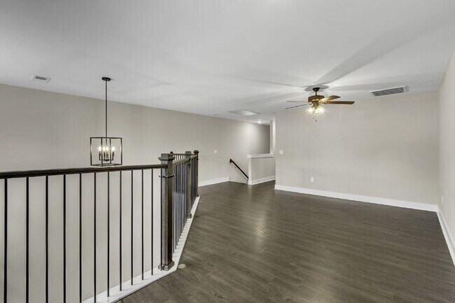 Building Photo - Modern 2BD, 2.5BA Townhouse with Large Loft in Travelers Rest