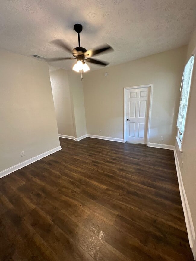Building Photo - Fully Renovated 4/1-Single Family  Availab...