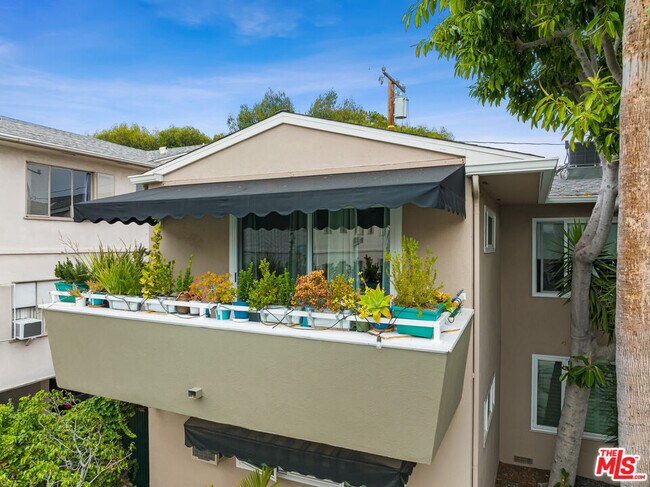 Building Photo - 1330 N Crescent Heights Blvd