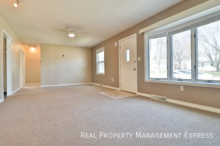 Building Photo - Spacious 2 Bedroom 2 Bath House with Bonus...