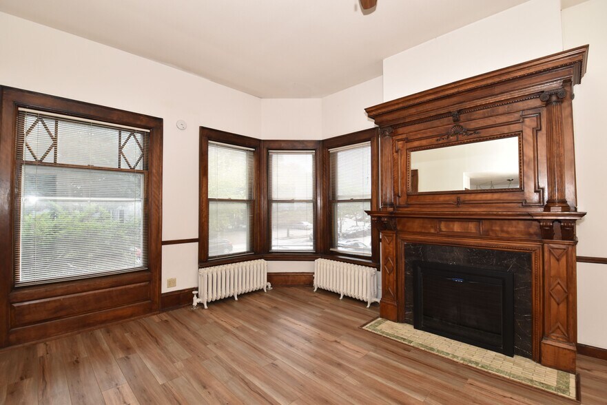 Huge Living Room, 10 ft. ceilings! - 1751 N Cambridge Ave