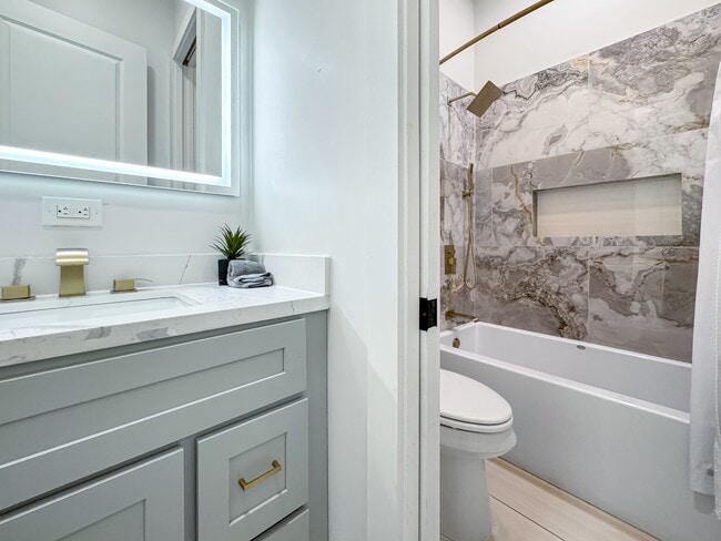 Building Photo - 1937 Iberville St