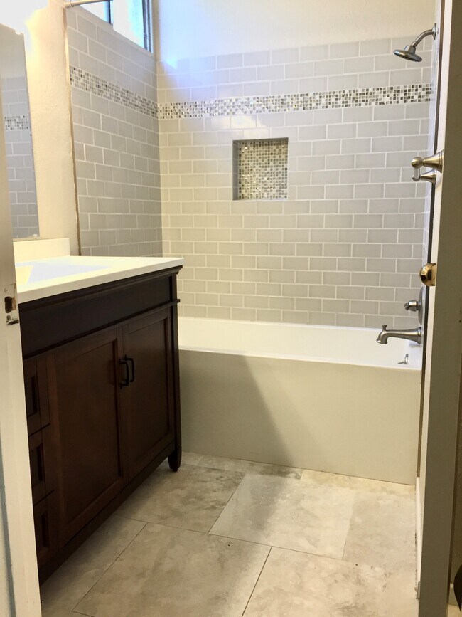 Master Bath - 1440 Veteran Ave