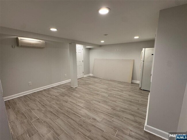 Building Photo - 2 Woodside Ave