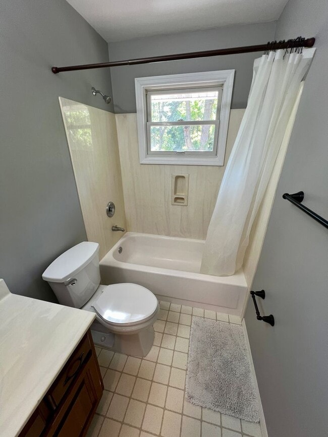 Building Photo - 1685 Lochcrest Dr