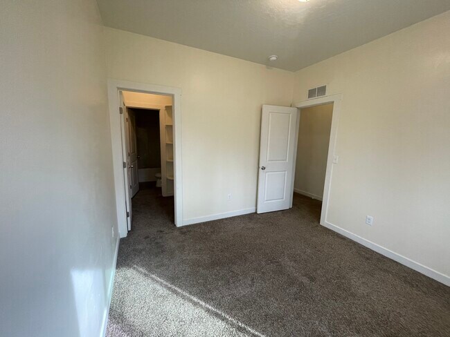 Master bedroom - 214 S Dewey Ave