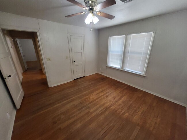 Building Photo - 3 bedroom 1 bathroom house with garage and...