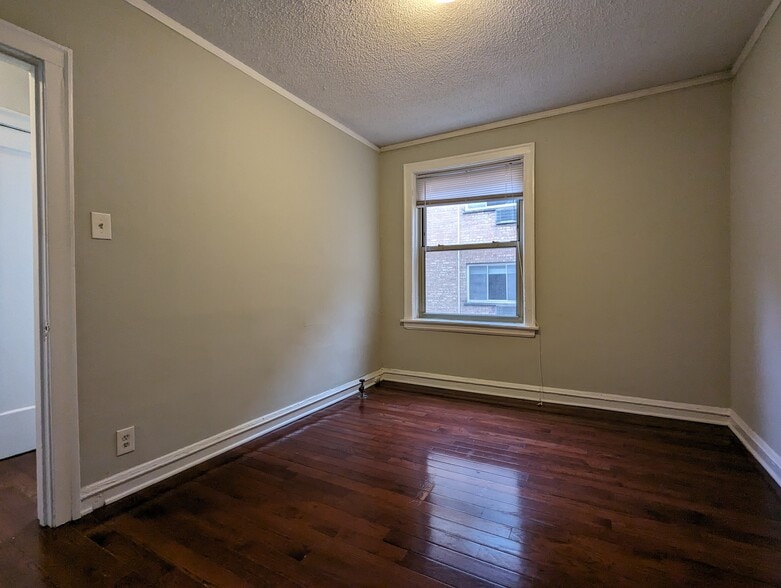 Building Photo - 542 W Surf St