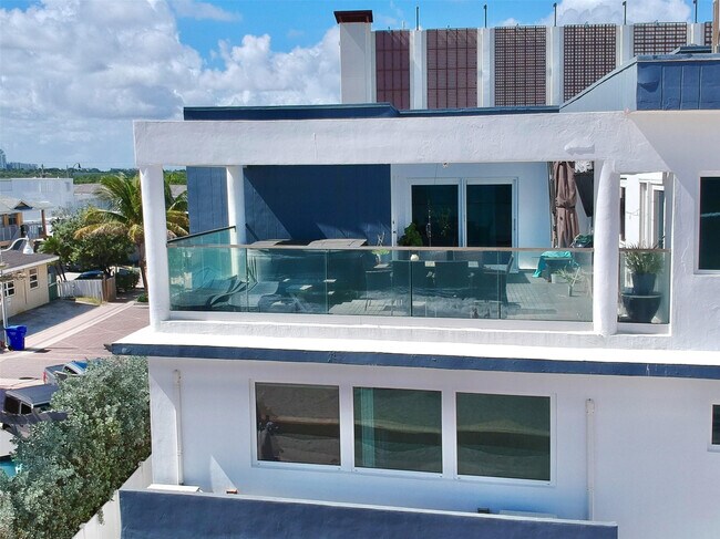 Building Photo - 2203 N Surf Rd