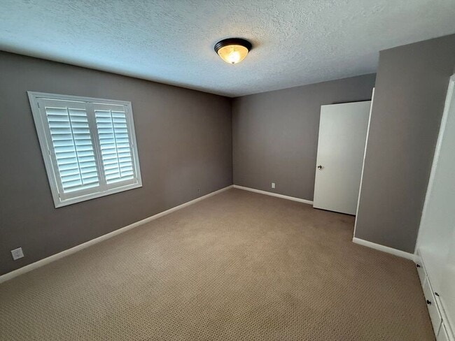 Building Photo - 4135 Rivercrest Dr N