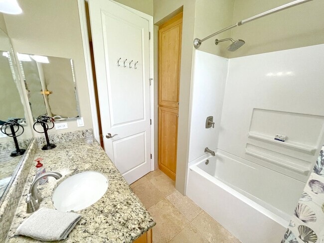 Building Photo - Elegant 1-Bedroom Retreat in Prestigious South Maui Neighborhood w/ Utilities Included – Availabl...