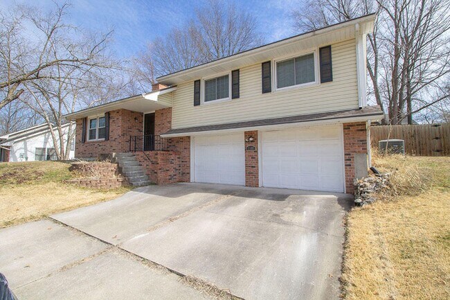 Primary Photo - 3 bed, 2 bath home off Chapel Hill Road (p...