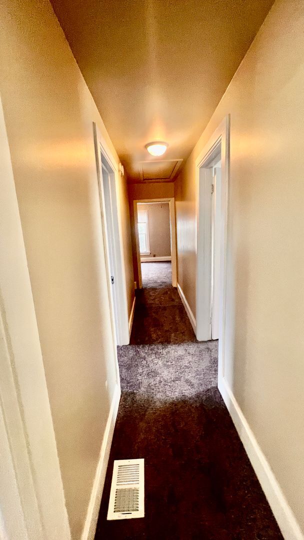 Building Photo - Ginormous 6 Bed Single family home with all Appliances Near Lake Michigan!